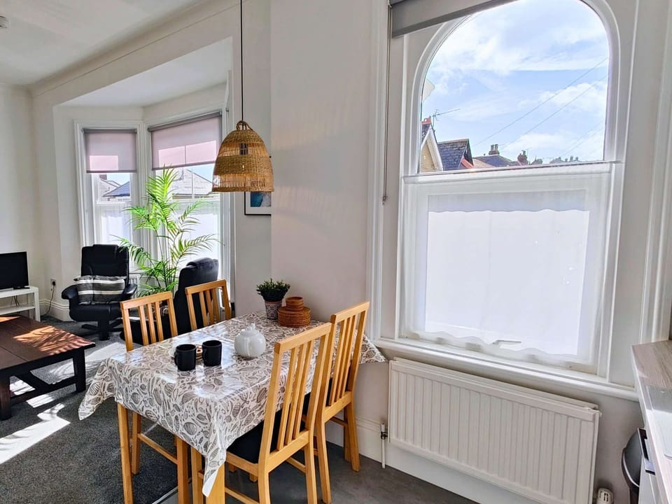 ALEXANDRA APARTMENT DINING AREA 4.