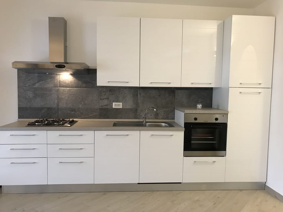 Modern and fully equipped kitchen 