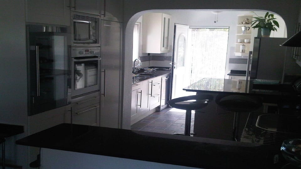 Large  Kitchen with Top of Range Siemens Appliances incl Wine Fridge