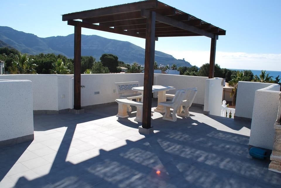 Pergola & Dining on Roof Terrace with Spectacular Views