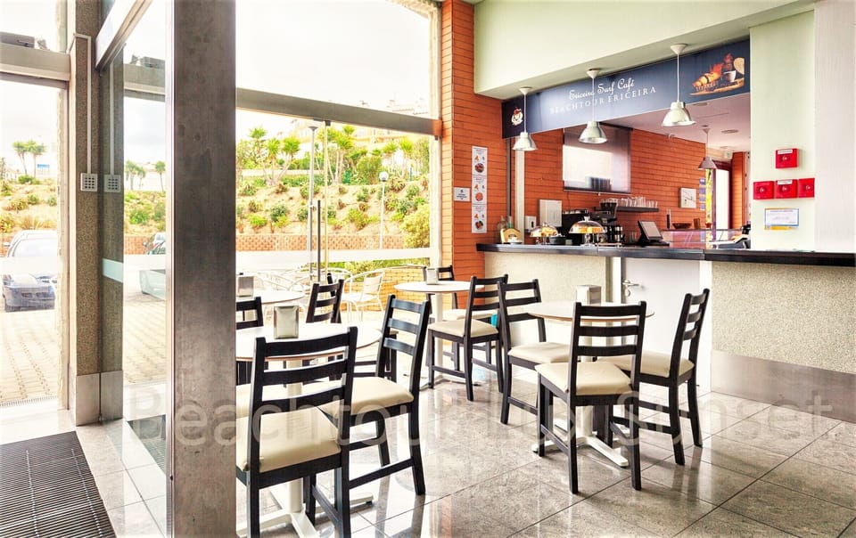 Bar/pizzaria à entrado do edificio