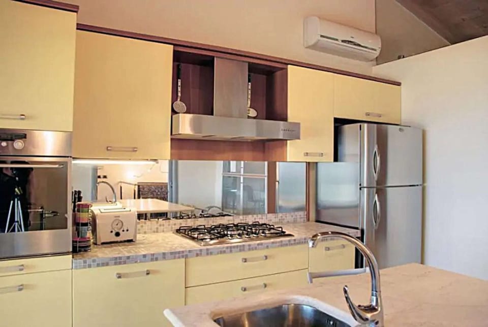 Kitchen with American Fridge Freezer,