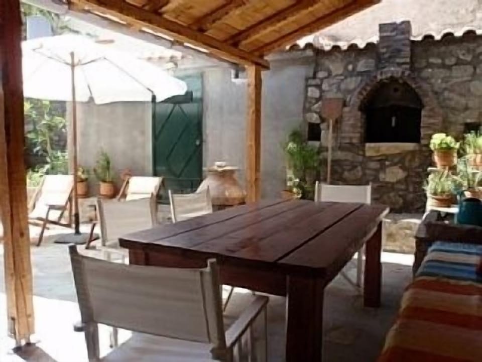 Traditional cooking and dining under the shade