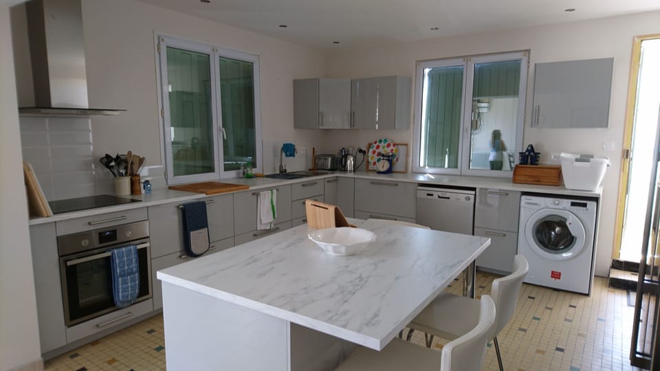 The fitted kitchen with everything you need at hand. 