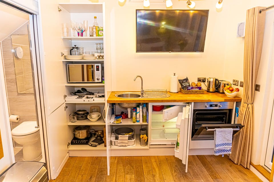 Kitchen: oven/grill, fridge/freezer, microwave, hob, cafetiere, toaster, kettle