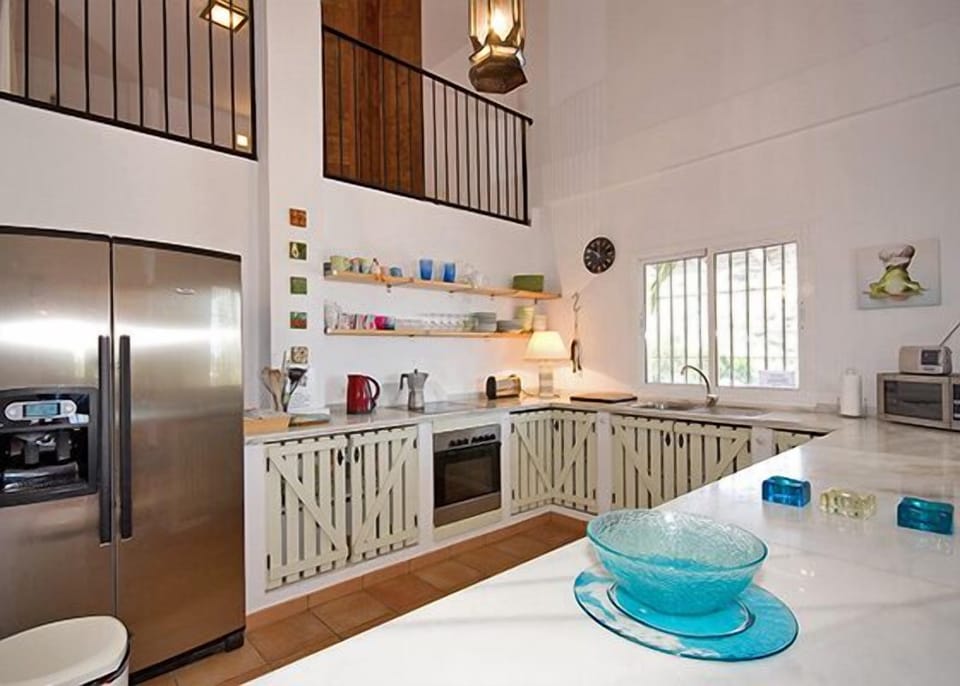Modern and Well Equipped Quality Kitchen........Good for Chefs.....of all Standards!