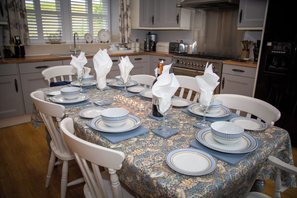 Gather round at the end of day to a delicious home cooked meal