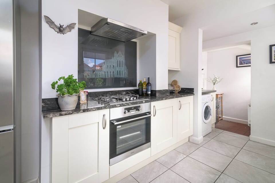 Well equipped kitchen - everything you need - with granite work surfaces