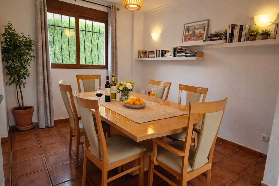 Dinning table with seating for 10 people. 