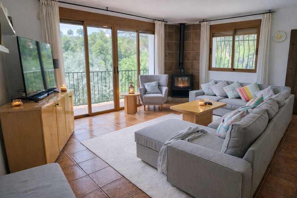 Summer Room. Spacious, high ceiling, amazing slate base pool table, comfy sofa's