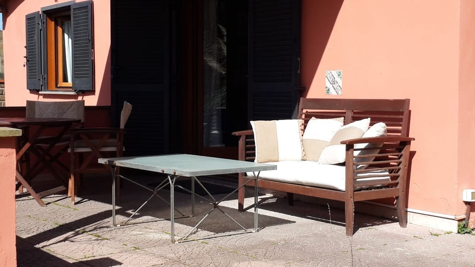 Outside living under the portico