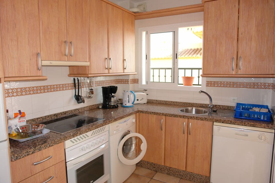 Carabeo 2000 2.3: Other part of kitchen with washing machine and dish washer