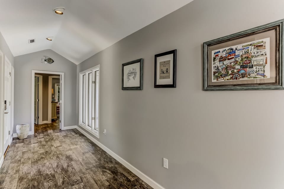 Hallway to main primary bedroom.