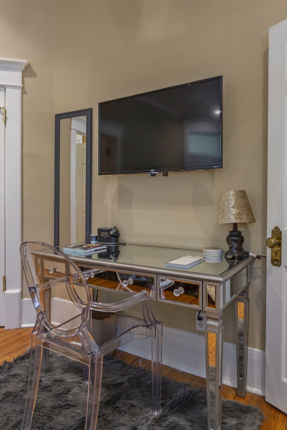 dedicated desk area is perfect for catching up on emails or posting your photos!