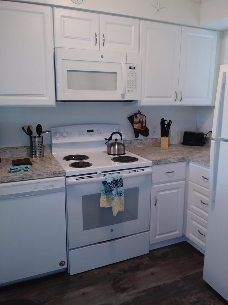 KITCHEN AREA