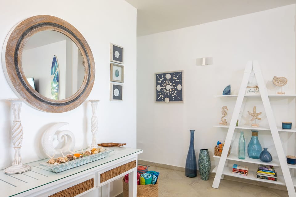 Entrance Area - tastefully decorated wBasket of Large, very Plush Beach Towels 