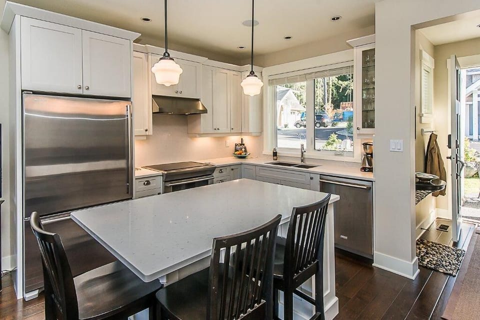 Fully equipped gourmet kitchen