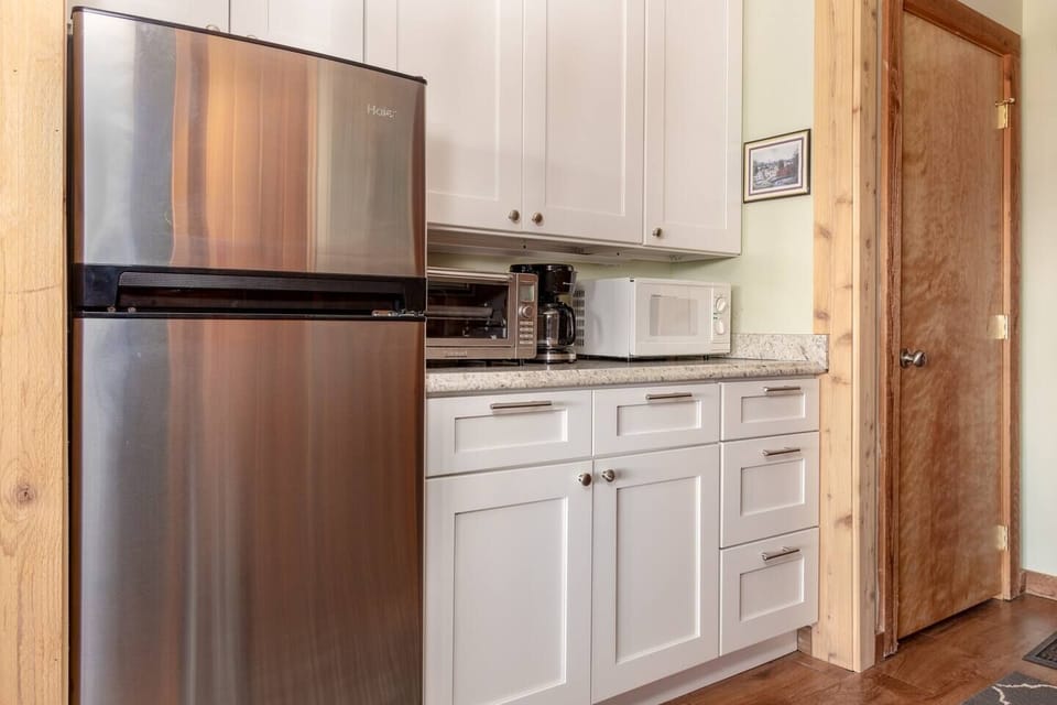 Renovated mini-kitchen. Hot plate, microwave, toaster oven, coffee maker/keurig, cookware/dishware/cutlery, olive oil/vinegar/salt&pepper/spices provided