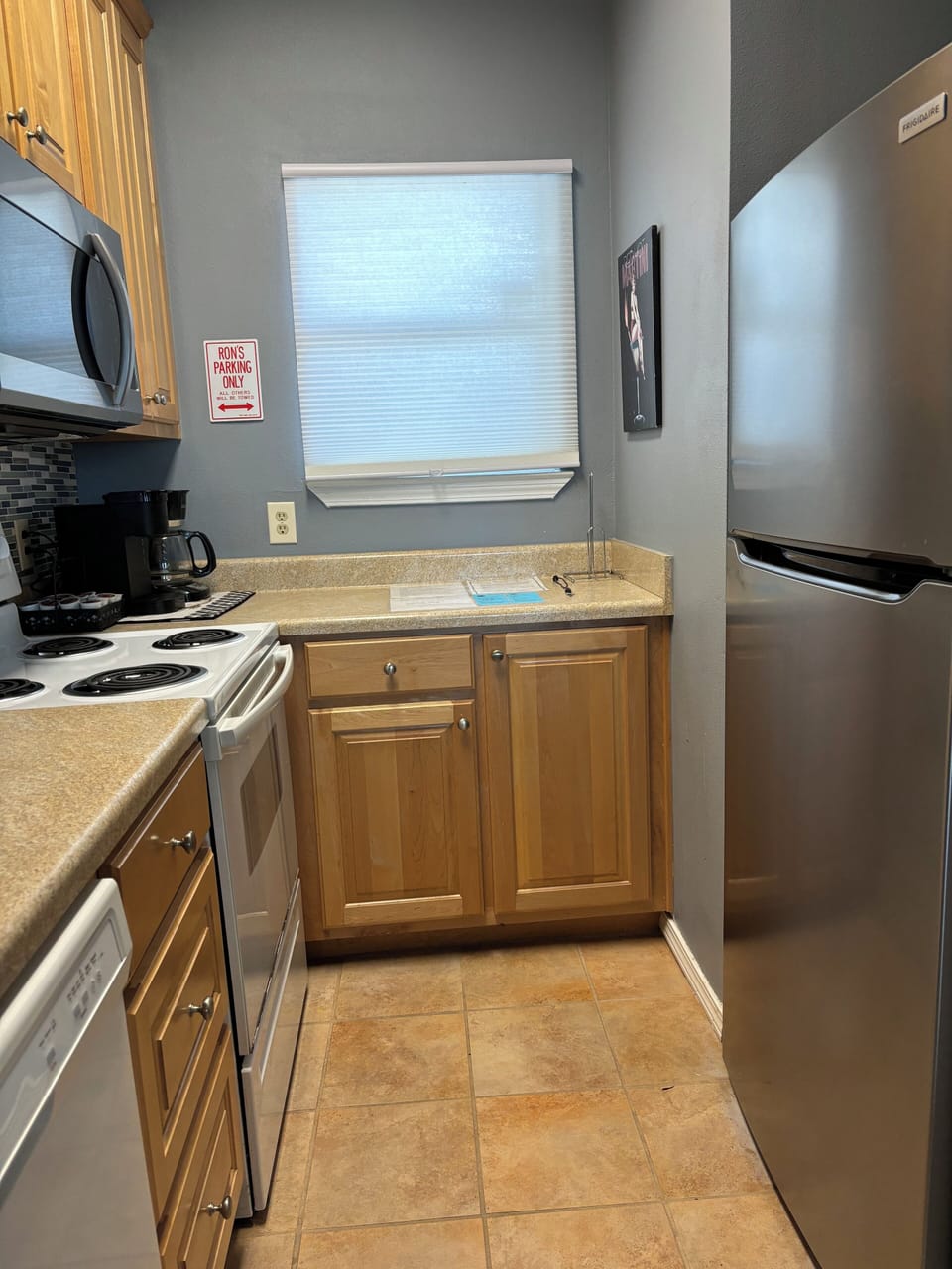 Kitchen appliances. (Includes K-cup, and Drip Coffee Maker)