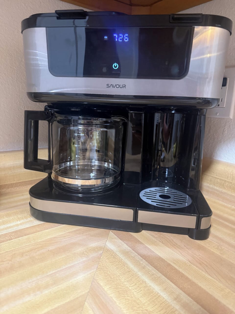 Dual coffee pot . Pods or reg.  Bring your fave pods! Reg coffee provided.