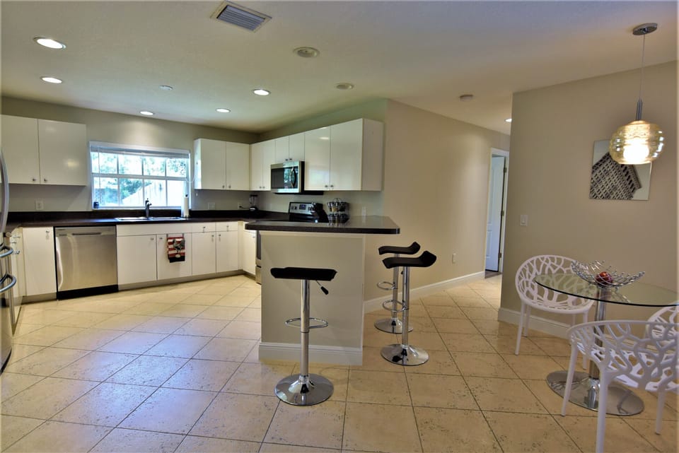 Kitchen w/breakfast setting