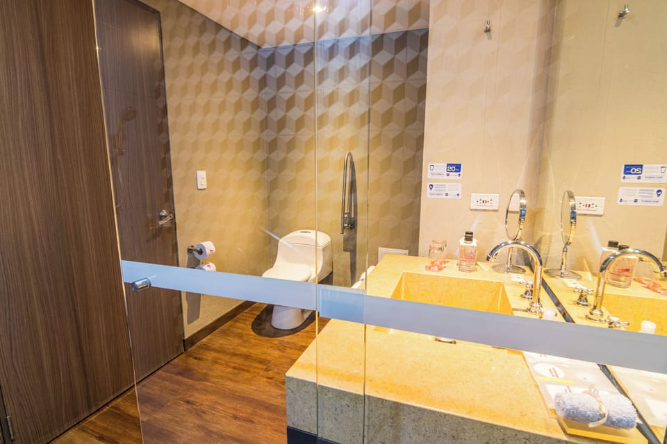 Superior Twin Room, 2 Double Beds | Bathroom | Shower, free toiletries, hair dryer, towels