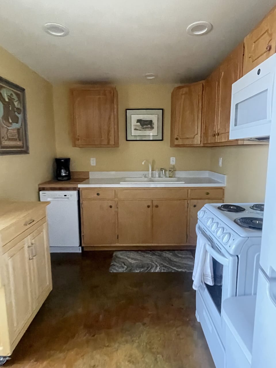 Full kitchen with everything you need!
dishes, pans, spices. Just like home!