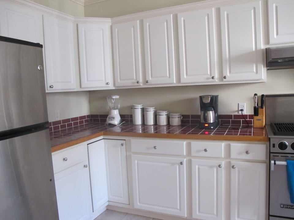 Fully equipped kitchen, complete  with a lobster pot!