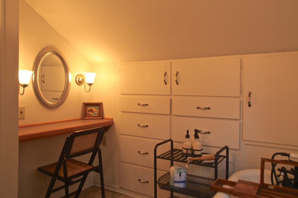 Main House upstairs bathroom