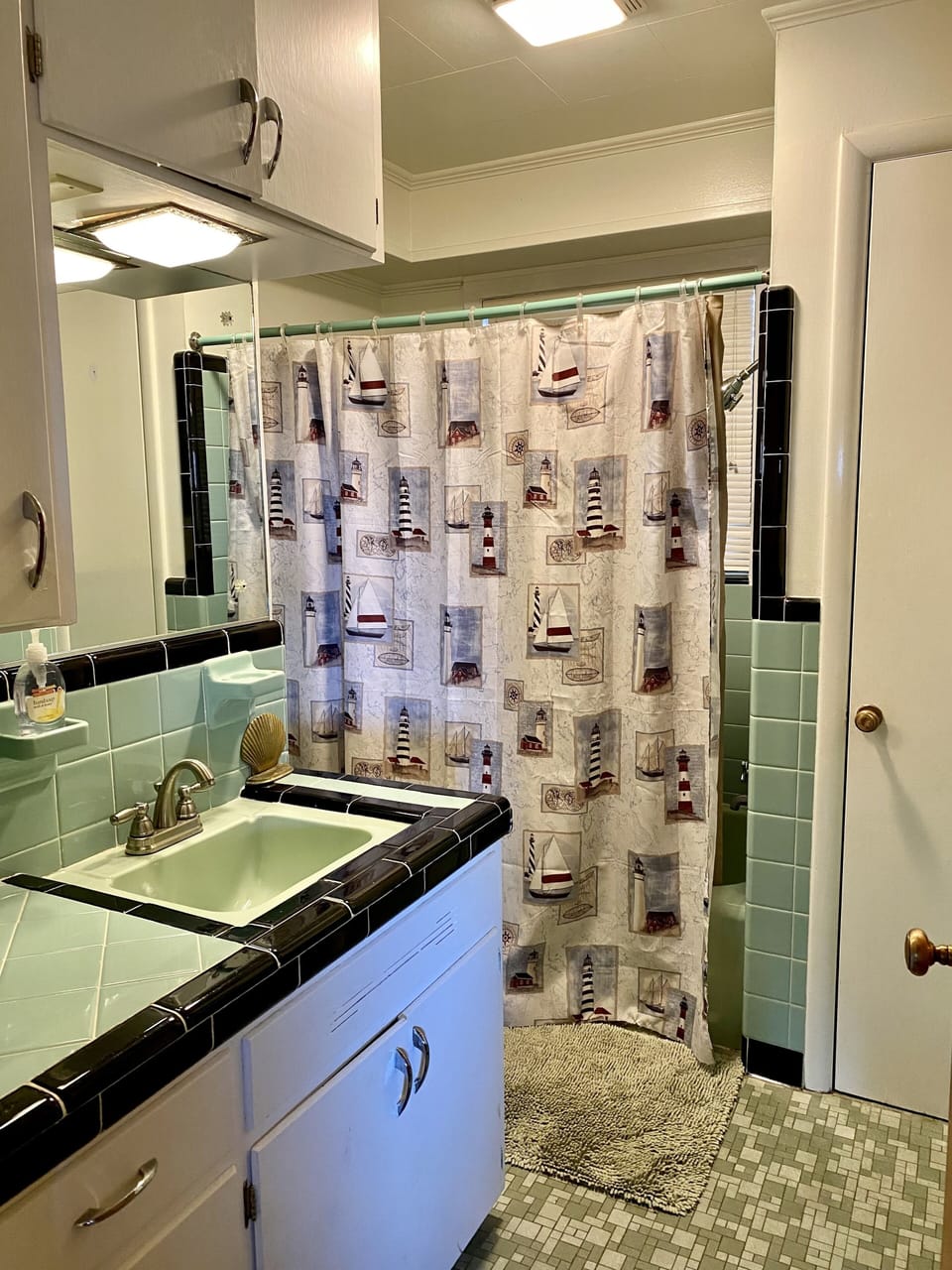 Upstairs bathroom with a shower/bathtub.
