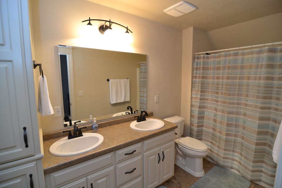 2nd Floor Bathroom--tub/shower