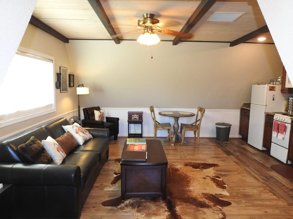 Comb living room, dining room and kitchen.