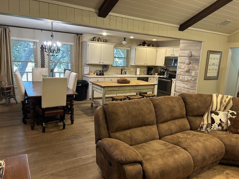 Dining Area & Kitchen