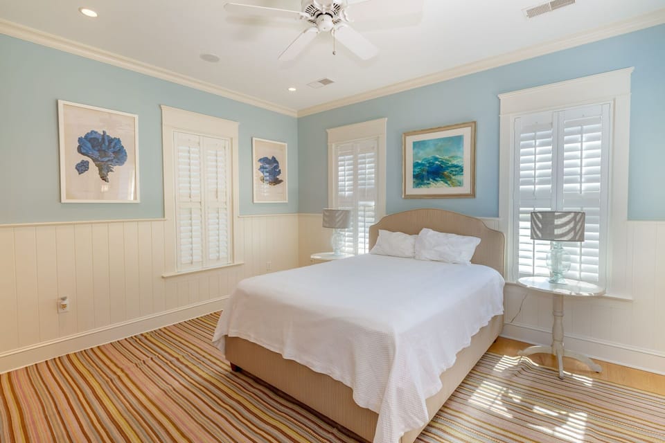 Guest House- Queen - Private Bathroom