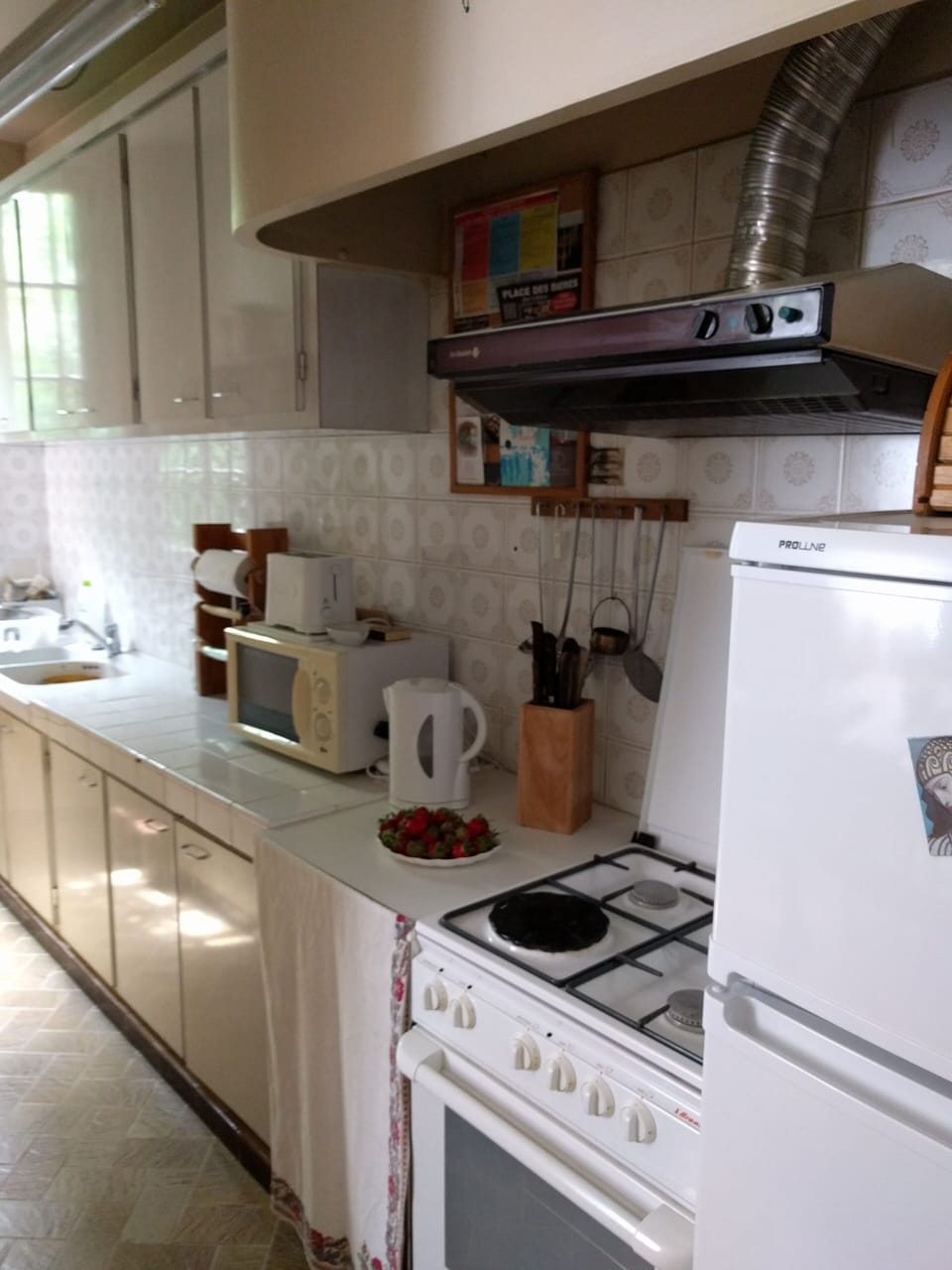 The kitchen: narrow but fully equipped, should you feel like cooking.