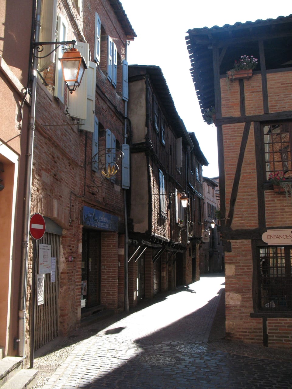 Rue Toulouse Lautrec, featuring the house where the painter was born