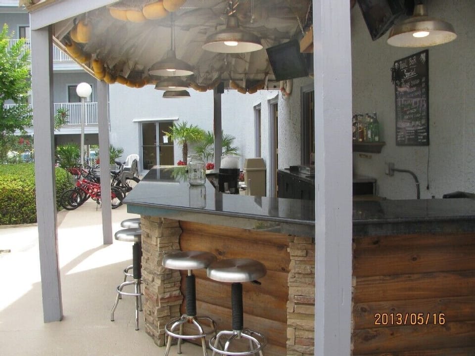 Island bar by the pool in building 1
