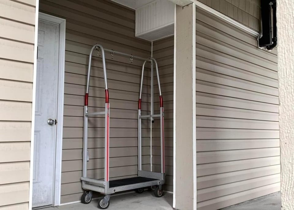 Rolling luggage and grocery carts are provided at the elevator.