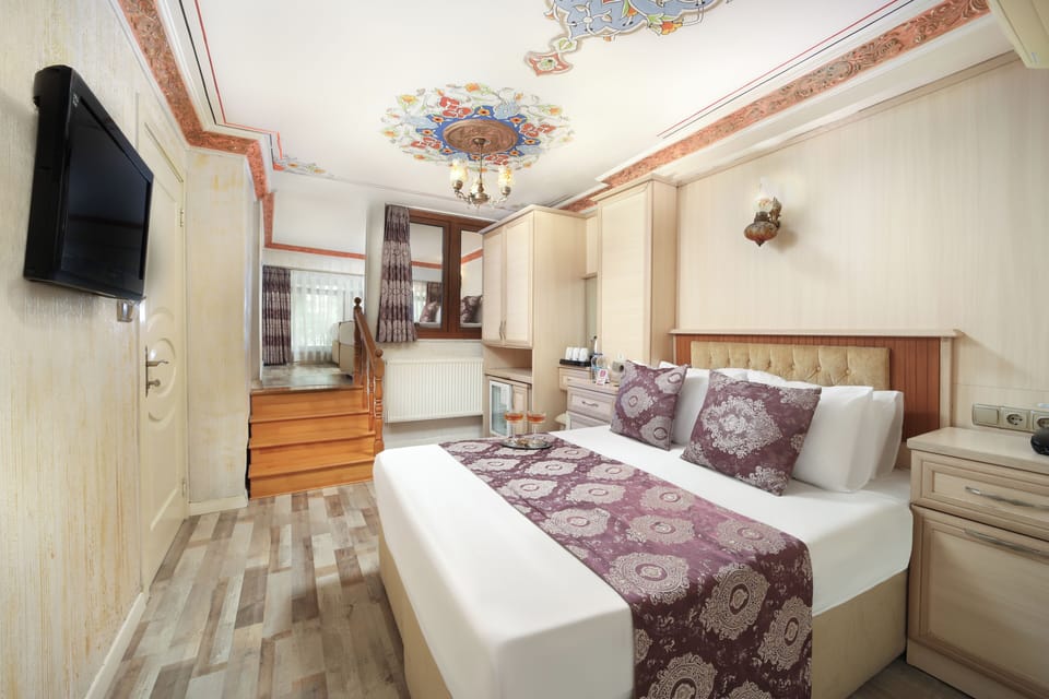 Family Room | Minibar, in-room safe, desk, blackout drapes