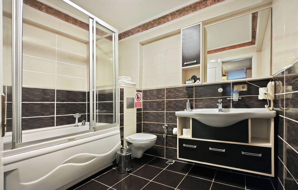 Family Room | Bathroom | Shower, free toiletries, hair dryer, slippers