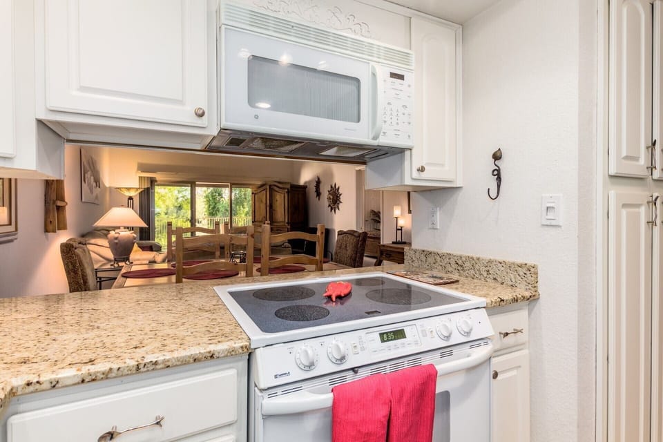 Very nice smooth surface cooktop with a huge oven.  Nice size microwave too.