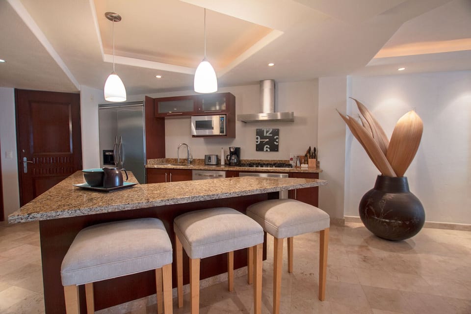 Kitchen area -- the clock always says 5 o'clock!