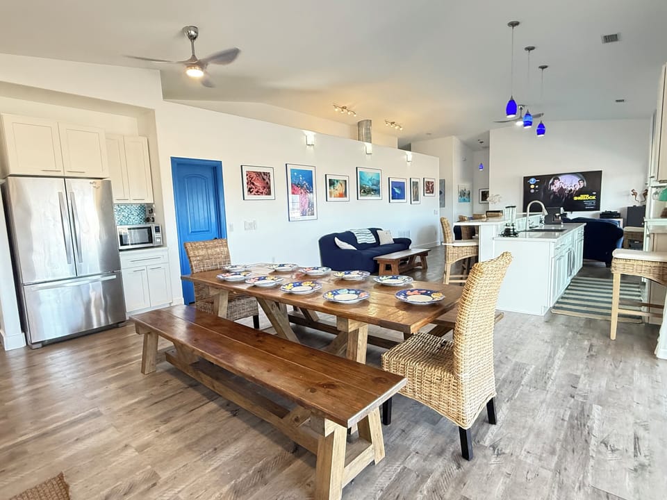seating for 10 at the dining table and up to 6 at the bar.