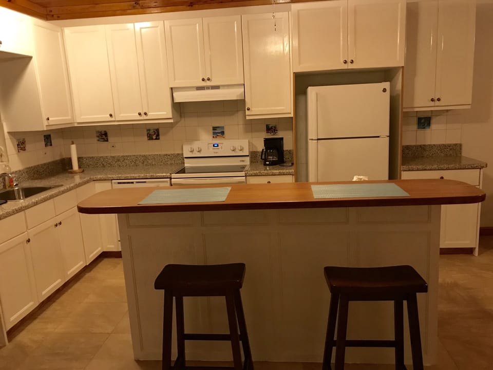 WE HAVE LIGHTENED THE LOOK AND LOVING THE BRIGHTNESS OF OUR KITCHEN!