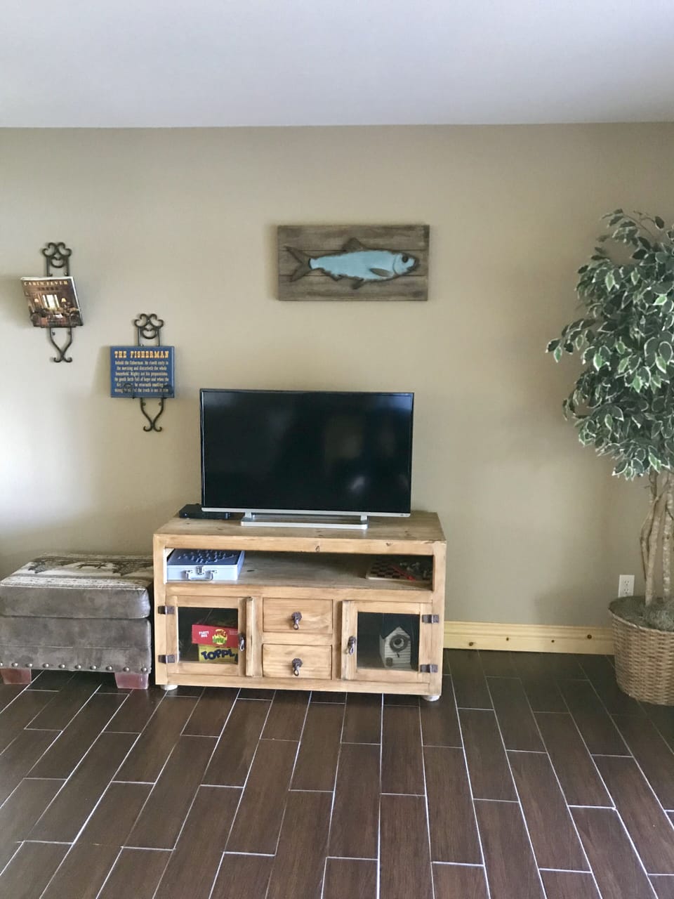 Upper family room tv &games