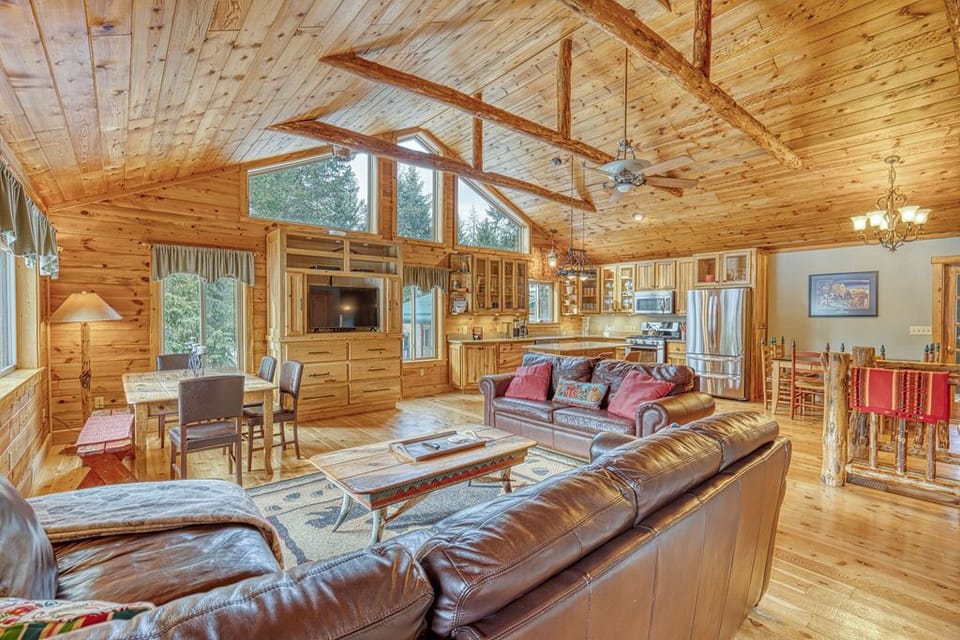 A Glacier Park family vacation house with open floor plan with vaulted ceilings