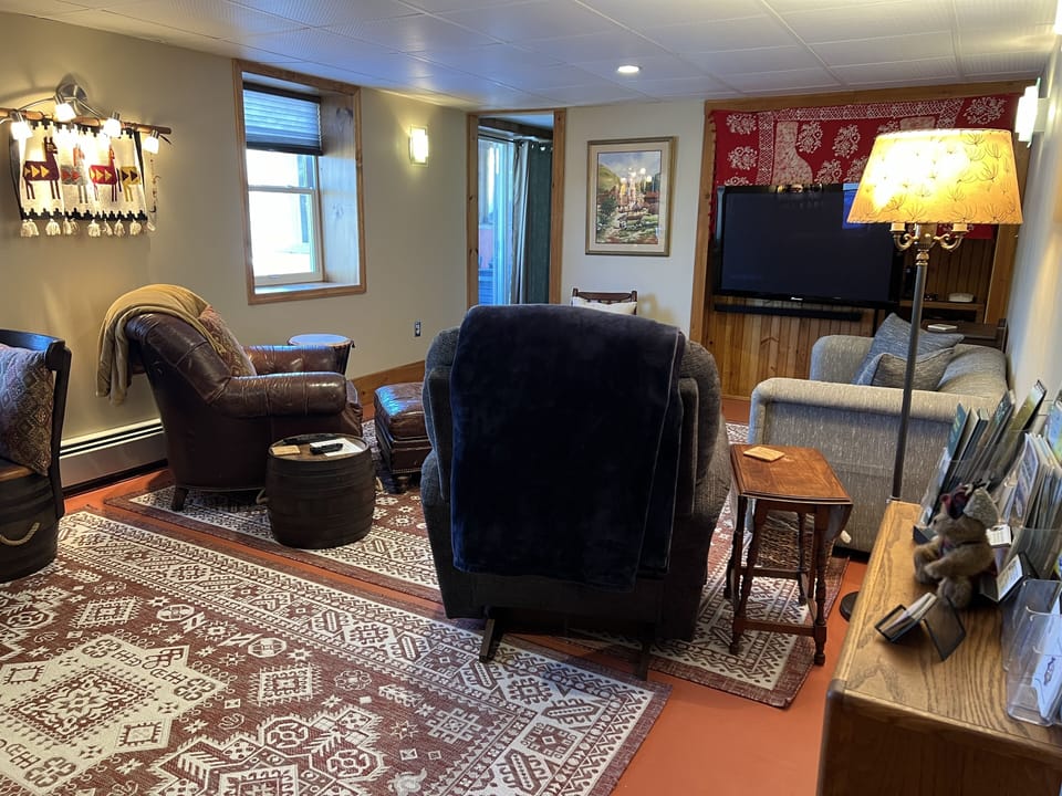 Comfortable living room, dining room. 52” TV for streaming.