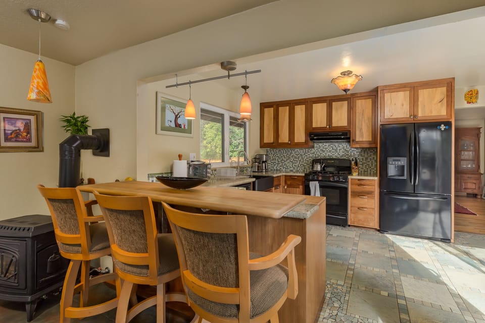 Pass through bar to kitchen.