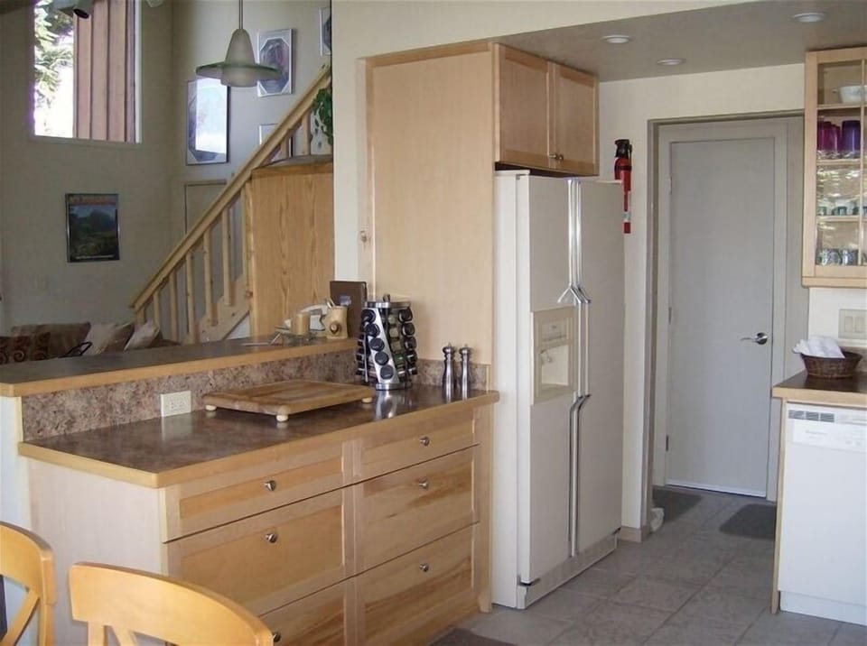 'Decor' kitchen toward living room.