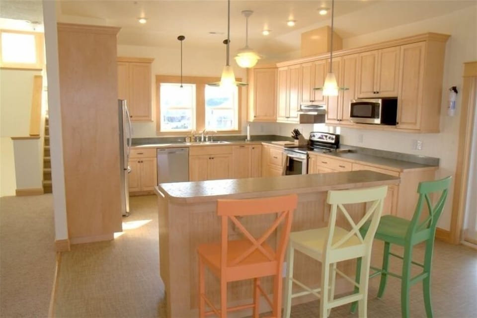 large kitchen with breakfast bar